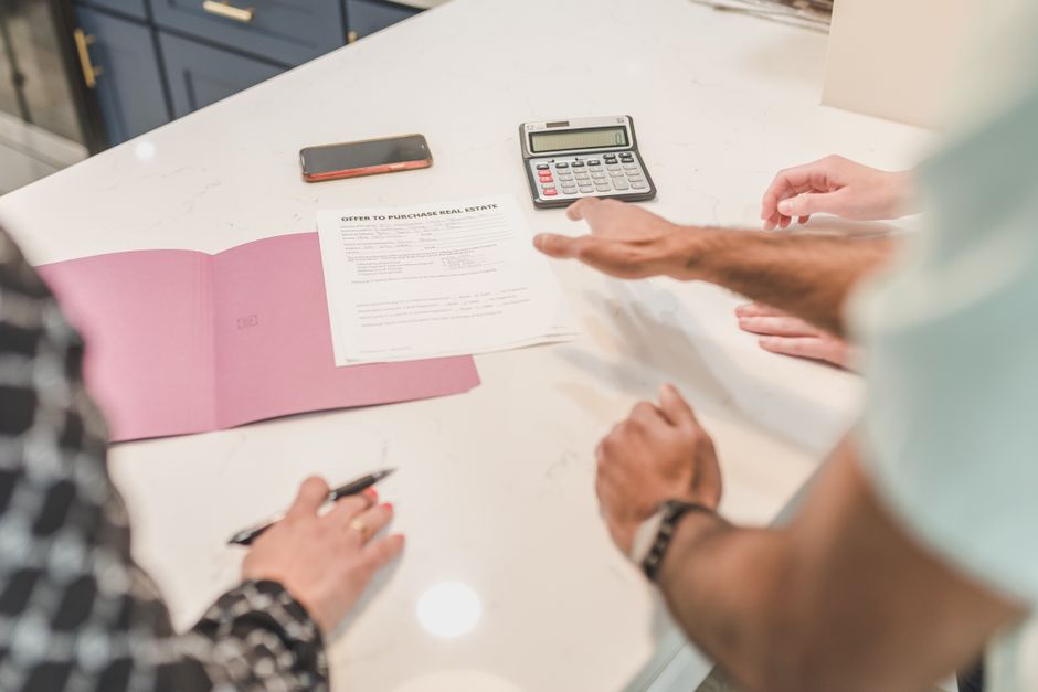 Acquéreur vérifiant son financement immobilier