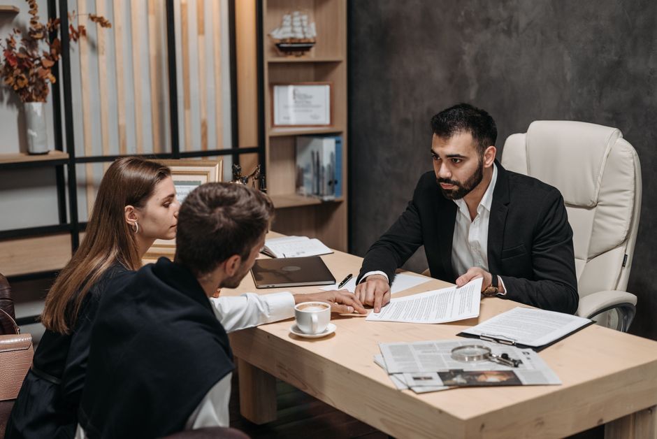Couple examinant un plan de financement et un contrat de prêt immobilier