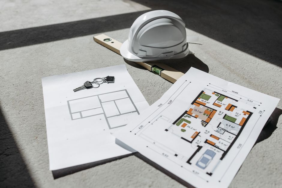 Signature d’un dossier d’achat immobilier avec les proches
