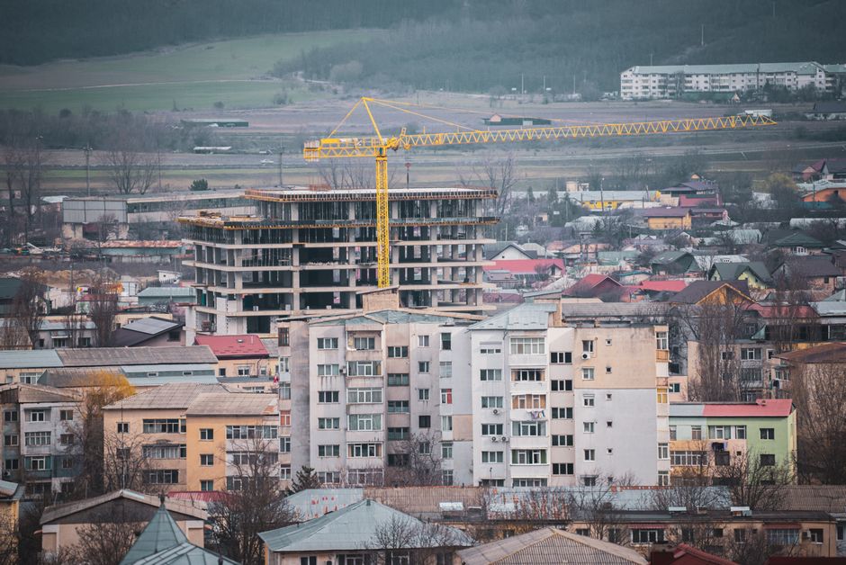 Chantier d’immeuble et grue