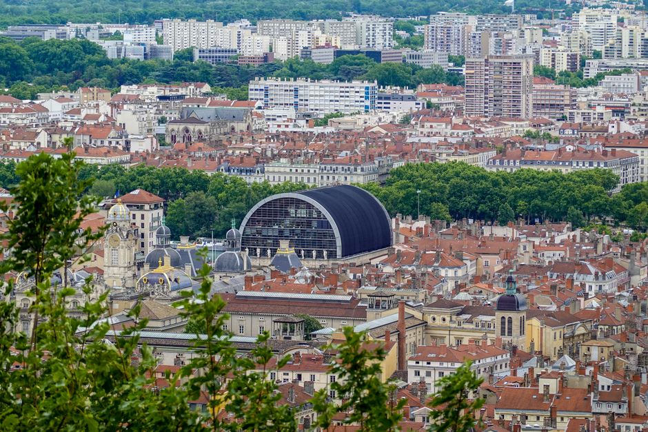 Vue du centre historique de Grenoble avec les montagnes en arrière-plan