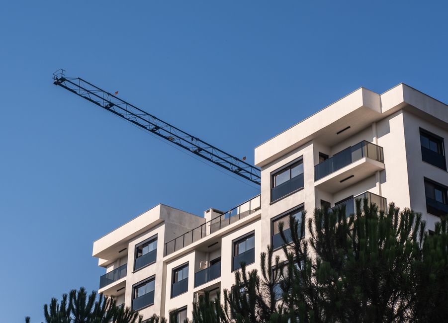 Chantier de construction moderne avec grue à Grenoble