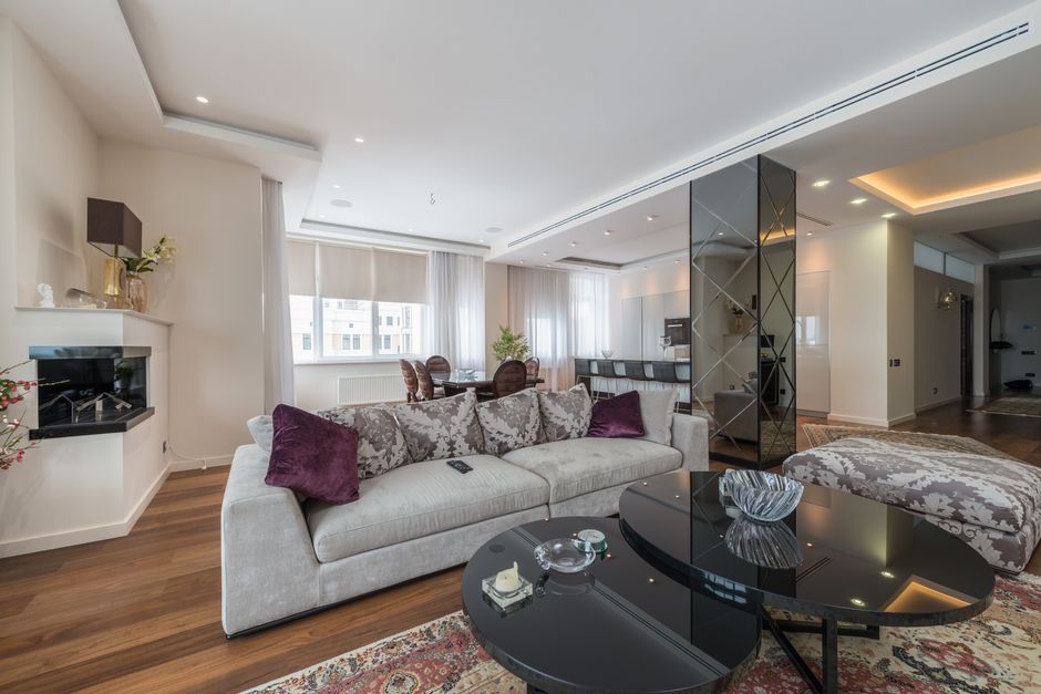 Séjour d'un appartement neuf, lumière du jour, enveloppe fermée