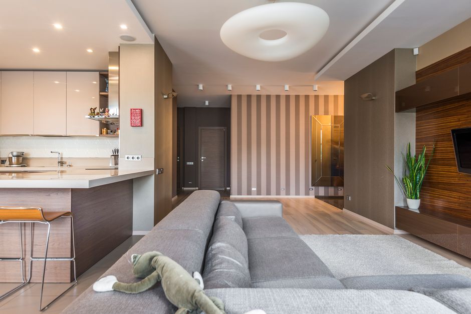 Salon d’un appartement neuf : le loyer de l’argent se calcule avant les meubles
