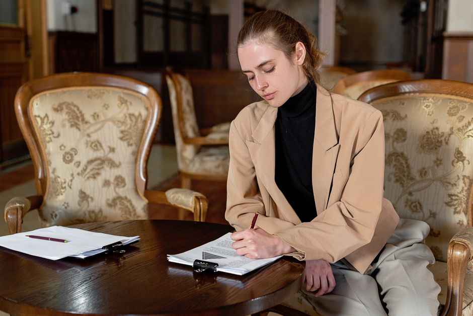 Signature d’un contrat immobilier chez le notaire