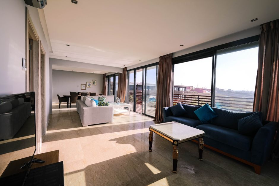 Salon d’un appartement neuf, lumière naturelle
